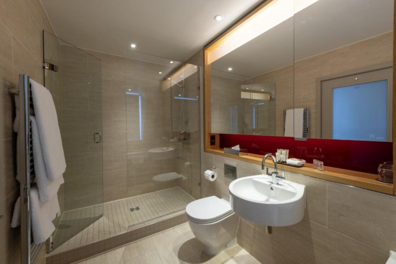 Master Suite Club Lounge Access